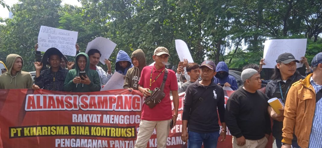 Menolak PT Kharisma Bina Kontruksi,