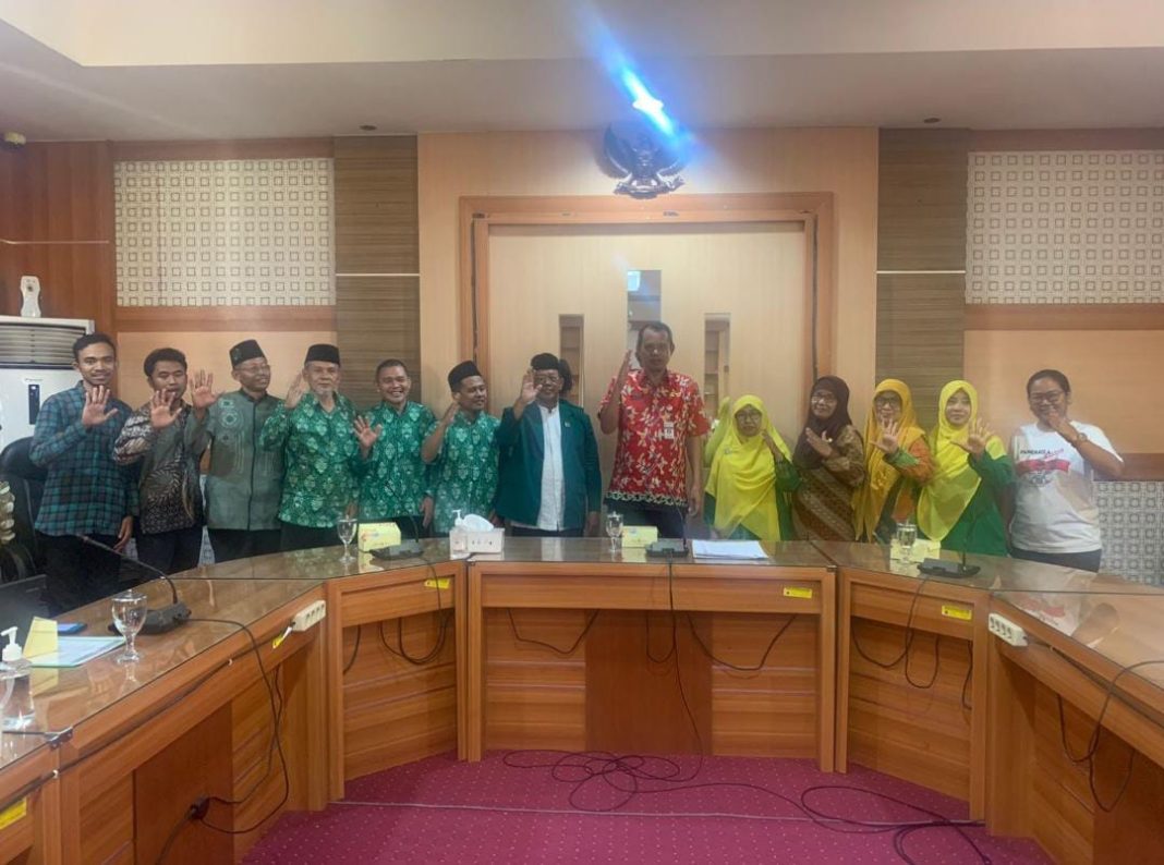 Mathla'ul Anwar TRANKONMASINEWS.COM - Semarang - Berdasarkan keterangan yang di himpun oleh media trankonmasinews.com, awak media mengutip dari pihak stekom dan bertemu langsung dengan humas atas nama Cahyamahendrabahwa Matha'ul Anwar, disingkat MA, adalah organisasi massa Islam dari Banten. Matha'ul Anwar sebagai lembaga pendidikan didirikan pada 10 Juli 1916 melalui musyawarah ulama di Menes pada saat itu. Lembaga ini kini memiliki cabang di seluruh Indonesia. Sejarah Sebagai lembaga pendidikan Mathla'ul Anwar pertama kali muncul dari usulan K.H. Entol Mohamad Yasin kepada K.H. Tubagus Mohamad Sholeh untuk membentuk lembaga pendidikan Islam di Menes. Setelah melalui diskusi dengan ulama-ulama di Menes, K.H. Entol Mohamad Yasin memanggil pulang K.H. Mas Abdurrahman yang baru selesai belajar di Makkah untuk melakukan pembaharuan pendidikan Islam di Pandeglang dalam bentuk madrasah. Pada 10 Ramadan 1334 atau 10 Juli 1916, para ulama Menes mulai meresmikan madrasah MA dengan K.H. Mas Abdurrahman sebagai mudir dan K.H. Entol Mohamad Yasin sebagai bestuurpresident. Musyawarah tersebut dihadiri oleh beberapa ulama Pandeglang seperti K.H. Tubagus Mohamad Sholeh, K.H. Tegal, K.H. Abdul Mu'ti, H. Soleman Cibinglu, H. Daud, H. Rusydi, H. Mustagfiri, dan H. Danawi. Kemudian Sampai 1936, MA sudah memiliki 40 madrasah yang tersebar di Pandeglang, Lebak, Serang, Tangerang, Bogor, Karawang, dan Lampung. MA juga sudah memiliki madrasah khusus perempuan yang berdiri di Menes sejak 1929. Pada 1940, MA mendirikan Madrasah Arabiah yang didirikan sebagai sekolah bahasa Arab. Pada artikel tersebut juga menerangkan ,Pada 1937, K.H. Entol Mohamad Yasin wafat. Jabatan bestuurpresident diserahkan kepada wakilnya, K.H. Abdul Mu'ti sampai pada muktamar ketiga yang dilangsungkan pada 1939. Muktamar ketiga tersebut menghasilkan K.H. Uwes Abubakar sebagai bestuurpresident MA. Sebagai organisasi massa Mathla'ul Anwar menjadi bagian dari Nahdlatul Ulama sejak 1928, dua tahun setelah pembentukan NU. K.H. Mas Abdurrahman sendiri merupakan salah satu pendiri NU. Bergabungnya MA ke NU menjadikan sebagian pengurus NU di Banten diisi oleh para ulama MA. K.H. Uwes Abubakar yang menjabat sebagai Ketua MA sejak 1939 juga merangkap jabatan sebagai Ketua NU Pandeglang. Ketika NU bergabung ke Masyumi pada 1943, tokoh-tokoh MA juga aktif berpolitik di Masyumi. Pada 1952, muktamar NU di Palembang menghasilkan keputusan untuk membuat partai politik terpisah dari Masyumi. K.H. Uwes Abubakar tidak menerima hasil musyawarah tersebut dan memutuskan untuk memisahkan MA dari NU. Sikap K.H. Uwes Abubakar tersebut mendapat pertentangan dari sebagian ulama yang ingin MA tetap berada di NU, kemudian dikenal sebagai Mathla'ul Anwar Li Nahdlatil Ulama (MALNU). Perpecahan ini memuncak pada Muktamar VIII Mathla'ul Anwar di Ciampea pada tahun yang sama, ketika kubu K.H. Uwes Abubakar meresmikan Matha'ul Anwar sebagai organisasi massa terpisah dari Nahdlatul Ulama. Mathla'ul Anwar menjadi basis utama Masyumi di Banten pada Pemilu 1955. K.H. Uwes Abubakar terpilih sebagai anggota DPR mewakili Masyumi pada 1956-1959. Setelah Masyumi dibubarkan pada 1960, pilihan politik MA beralih ke Parmusi. Badan Otonom Badan Otonom MA adalah perangkat organisasi Mathlaul Anwar yang berfungsi melaksanakan kebijakan Mathlaul Anwar yang berkaitan dengan kelompok masyarakat tertentu dan beranggotakan perorangan. Badan Otonom dikelompokkan dalam katagori Badan Otonom berbasis usia dan kelompok masyarakat tertentu, dan Badan Otonom berbasis profesi dan kekhususan lainnya.Jenis badan otonom berbasis usia dan kelompok masyarakat tertentu adalah : 1.Muslimat Mathla’ul Anwar (MUSMA) 2.Generasi Muda Mathla’ul Anwar (GEMA MA) 3.Himpunan Mahasiswa Mathla’ul Anwar (HIMMA) 4.Ikatan Pelajar Mathla’ul Anwar (IPMA) 5.Lembaga Amil Zakat Mathla’ul Anwar (LAZMA) 6.Humas Matha’ul Anwar Lembaga Bantuan Hukum 7.Matha’ul Anwar (LBH-MA) 8.Koperasi Pusat Mathla’ul Anwar (KOPUSMA) Semoga MA terus berkembang dan selalu bermanfaat demi perkembangan ajaran islam kususnya di negara Indonesia. 11-11-2023(Pewarta: Hadi Purwono)
