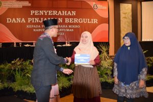 Penerima dana pinjaman bergulir berfoto bersama Pj Bupati Banyumas Hanung. (TR-Yayu)