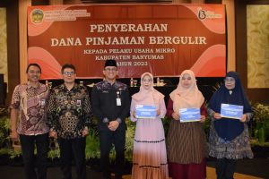 Penerima dana pinjaman bergulir berfoto bersama Pj Bupati Banyumas Hanung. (TR-Yayu)