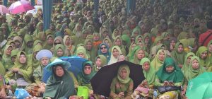 Doa Pemilu Damai dan Palesrina Merdeka Digelar oleh Ribuan Muslimat NU Kabupaten Banyumas. (TR-Rahayu).