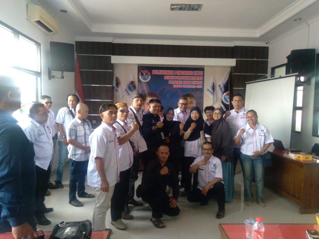 Ketum Icang Rahardian SH berfoto dengan anggota IWO Kabupaten Banyumas. ( TR-Rahayu).