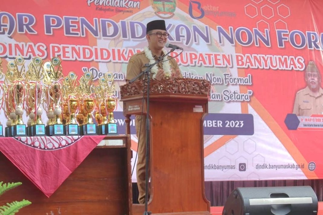 Pj Bupati Banyumas Hanung Cahyo Saputro memberi sambutan pada acara Gebyar Pendidikan Non Formal