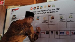 Pj Bupati Banyumas Hanung Cahyo Saputro menanda tangani komitmen bersama Damai Pemilu 2024