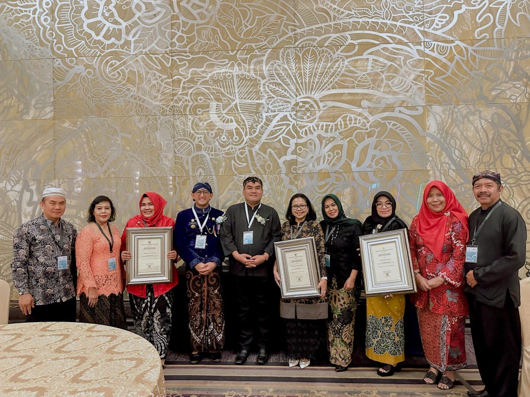 Para penerima penghargaan berfoto bersama. (Dok Humas Pemda Banyumas-Rahayu TR).
