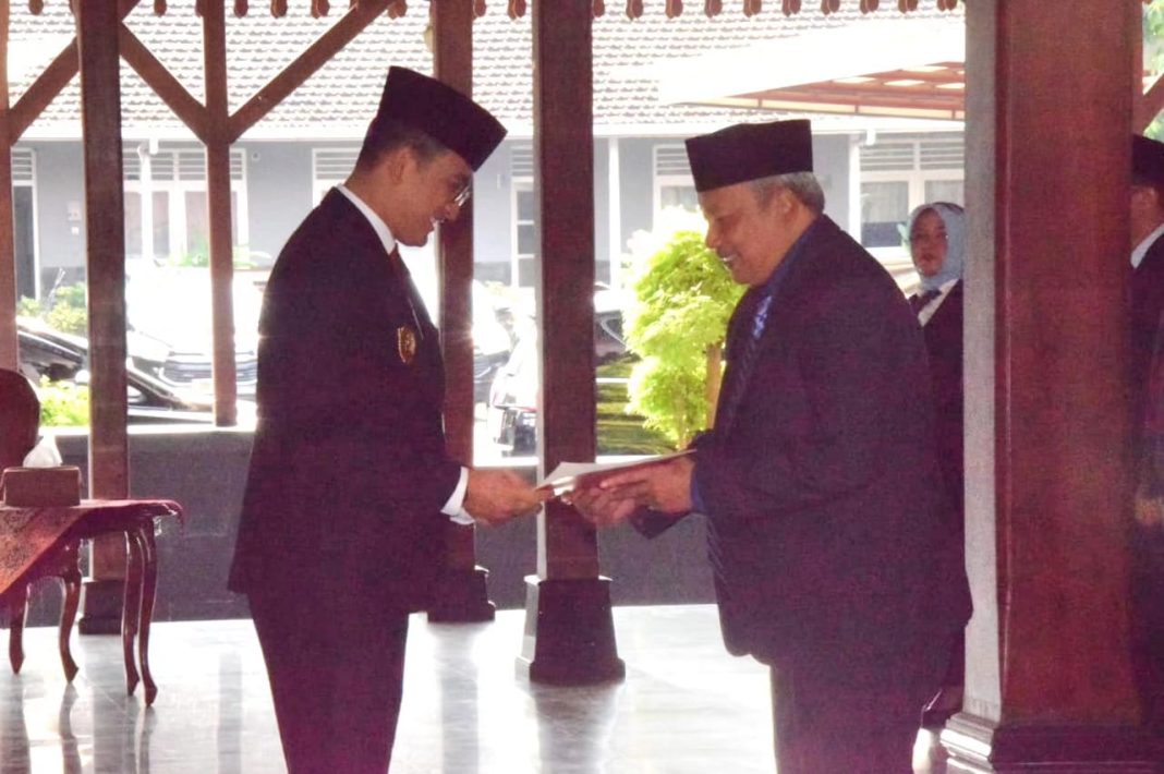 Pj Bupati Banyumas Hanung Cahyo Saputra memberikan SK kepada Pj Sekda Banyumas Ir Junaidi MT (TR-Yayu).