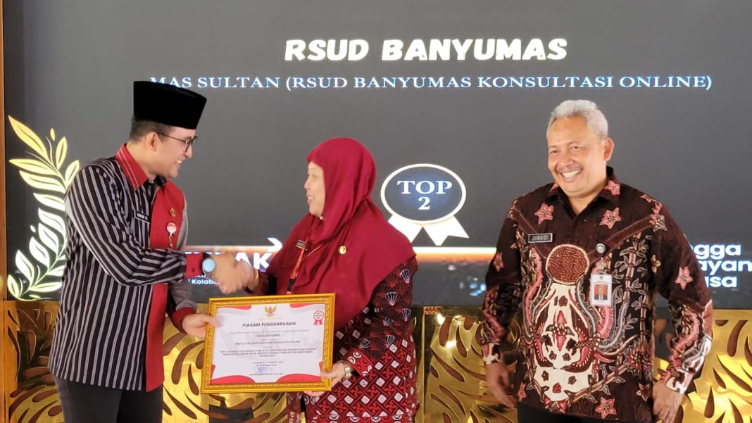 Pemda Banyumas Beri Penghargaan Kepada Top 9 Inovasi Pelayanan Publik Berdasar Penilaian Proposal oleh Tim Evaluasi. (Dok Foto Humas Pemda Banyumas/TR-Rahayu).