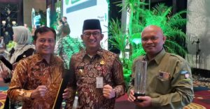 Pj Bupati Banyumas Hanung Cahyo Saputro menerima penghargaan Kabupaten Kreatif 2023 dari Menparekraf Sandiaga Uno Rabu 13 Desember 2023. (Dok Humas Pemda Banyumas/ TR-Rahayu).