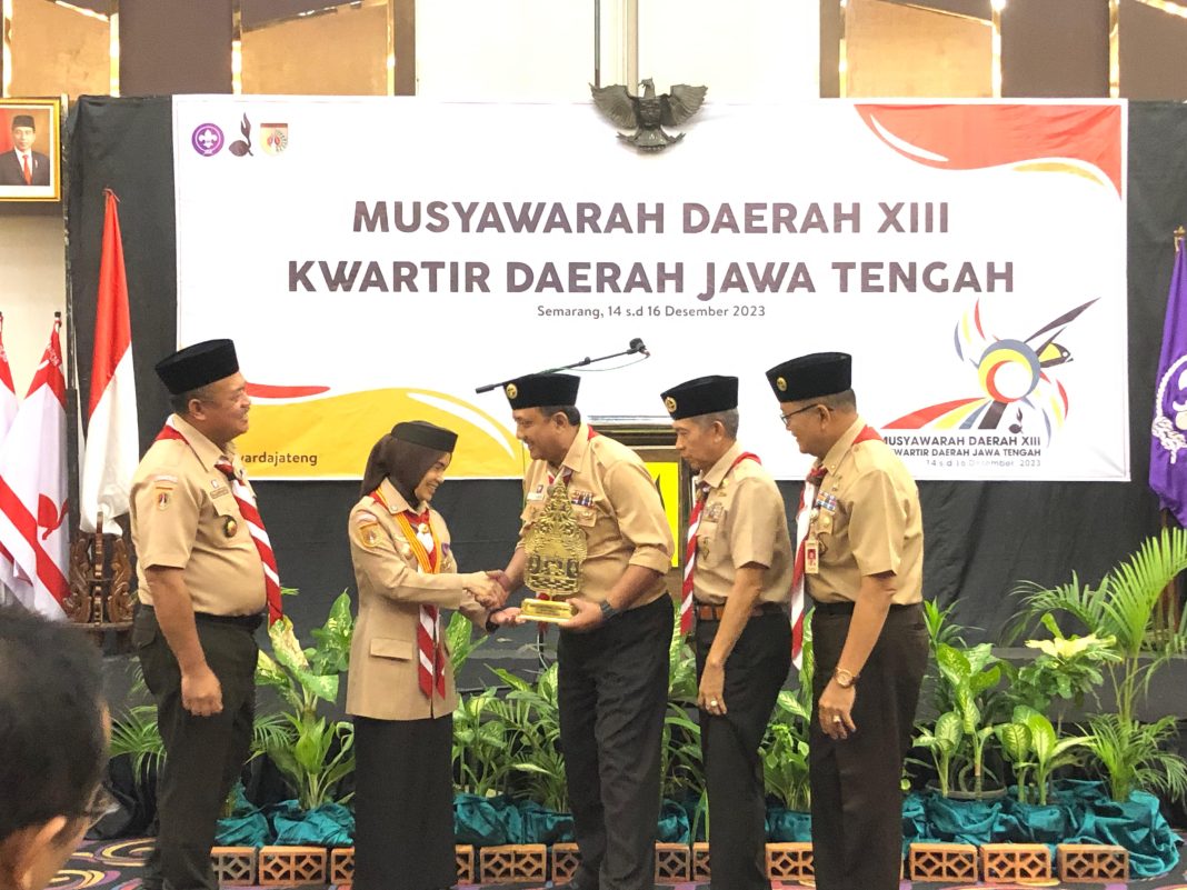 Ketua Dewan Kehormatan Kwarcab Banyumas Ir Didi Rudwianto MSi mewakili menerima Penghargaan untuk Kwarcab Banyumas dari Ketua Kwarda Jawa Tengah Siti Atiqoh GP Kamis 14 Desember 2023 di Semarang. (Dok Humas Pemda Banyumas/TR -Rahayu).