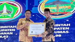 Pj Bupati Banyumas Hanung Cahyo Saputro menerima penghargaan langsung di Jakarta Kamis sore 14 Dexember 2023. (Dok Humas Pemda Banyumas/ TR-Rahayi)