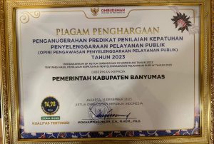 Pj Bupati Banyumas Hanung Cahyo Saputro menerima penghargaan langsung di Jakarta Kamis sore 14 Dexember 2023. (Dok Humas Pemda Banyumas/ TR-Rahayi)