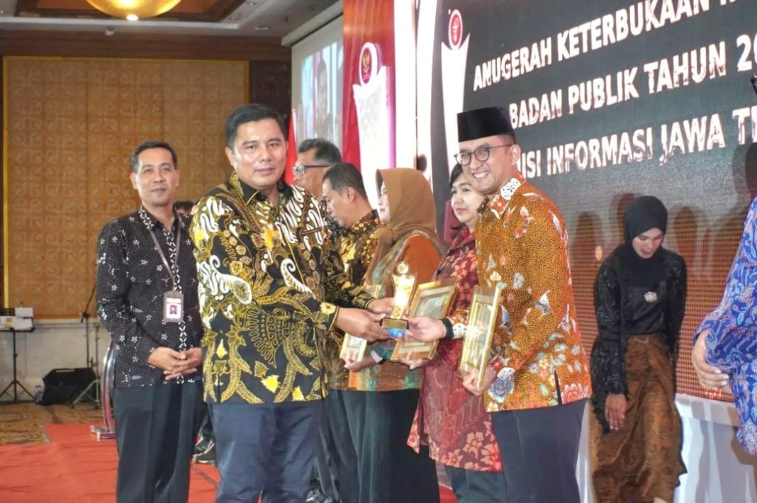 Kabupaten Banyumas Meraih Penghargaan Keterbukaan Informasi Publik 2023 Yang diselenggarakan Komisi Informasi Provinsi Jawa Tengah. Pj Bupati Banyumas Hanung sumringah menerima penghargaan itu.