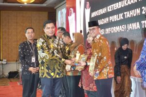 Kabupaten Banyumas Meraih Penghargaan Keterbukaan Informasi Publik 2023 Yang diselenggarakan Komisi Informasi Provinsi Jawa Tengah. Pj Bupati Banyumas Hanung sumringah menerima penghargaan itu.