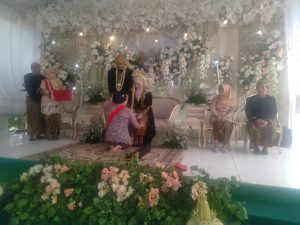 Setelah acara begalan lalu sang pengantin diantar duduk di pelaminan