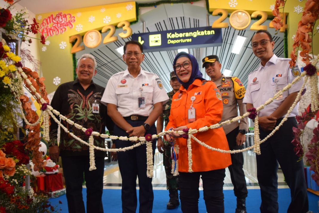 Pj Sekda Banyumas Junaidi menyaksikan menyaksikan pengguntingan pita peresmian Skybridge dan Fasilitas Pelayanan Baru Stasiun Purwokerto Rabu 27 Desember 2023.