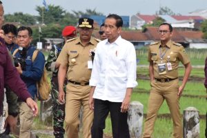 Presiden Jokowi didampingi Pj Bupati Banyumas Hanung Cahyo Saputro  di lokasi persawahan. ( Foto Humas Banyumas/TR-Rahayu).