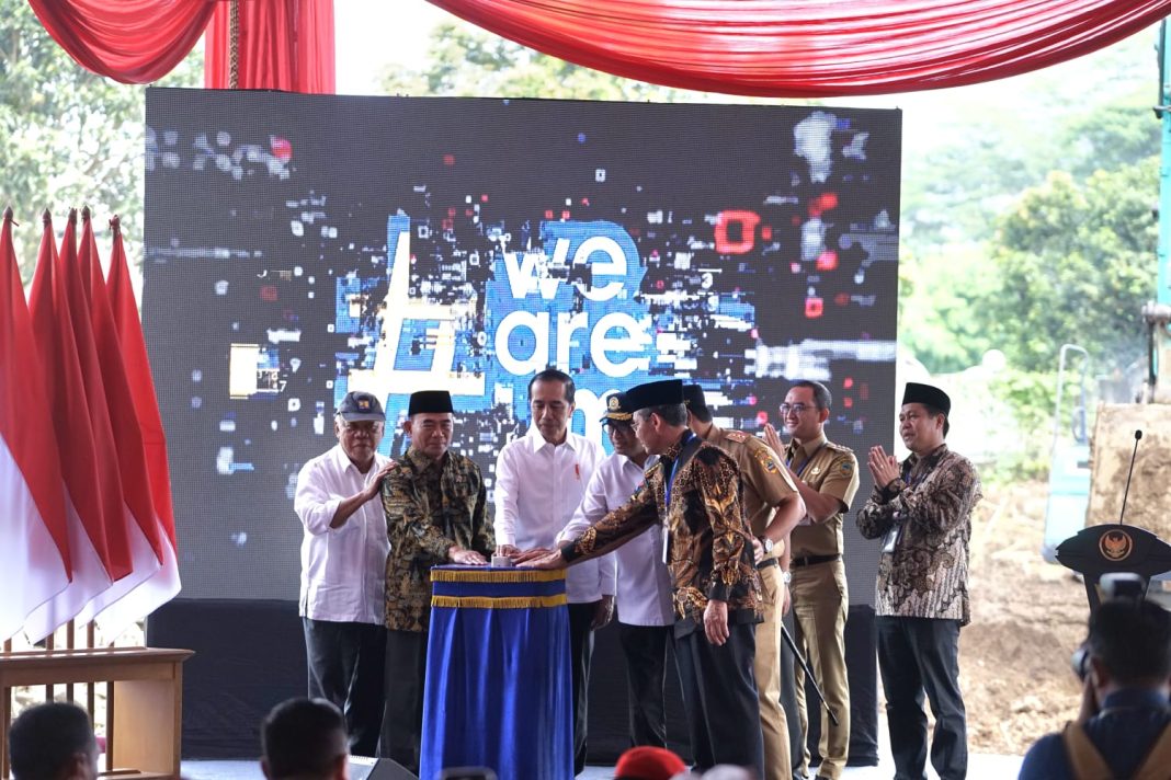 Penekanan tombol sirene tanda peresmian ground breaking Kampus 2 Universitas Muhammadiyah Purwokerto Rabu 3 Januari 2024. (Foto Dok Humas UMP/ TR-Rahayu).