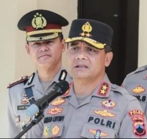 Kapolda Jateng Irjen Pol Ahmad Lutfi di dampingi Kabidhumas Polda Jateng Kombes Pol Satake