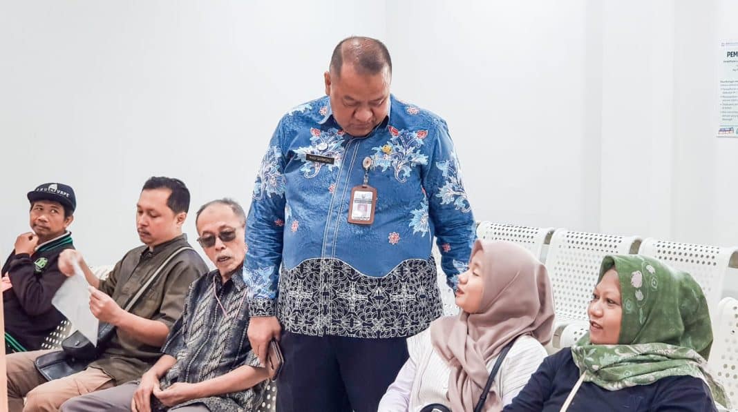 Direktur RSUD R.A. Kartini Jepara Hadi Sarwoko memantau pelayanan pasien